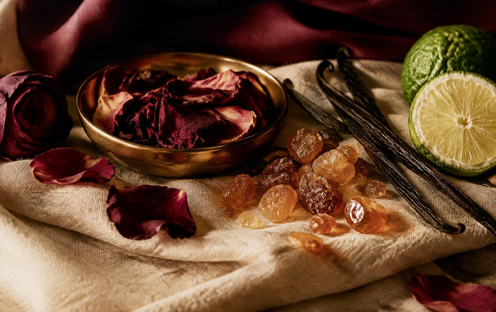 Rose, amber and vanilla fragrance notes
